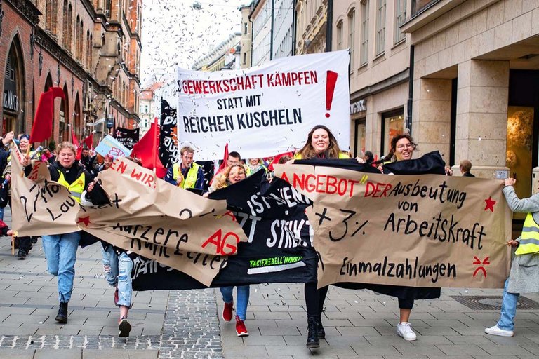 01_demonstration_auf_die_strasse.jpg