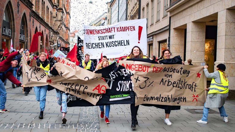 01_demonstration_auf_die_strasse.jpg