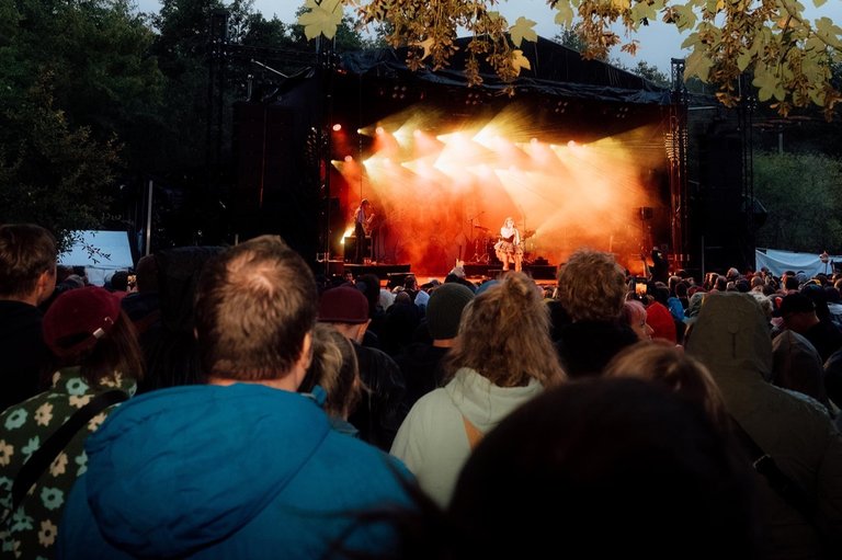 03_jamel_festival_buehne_publikum.jpg