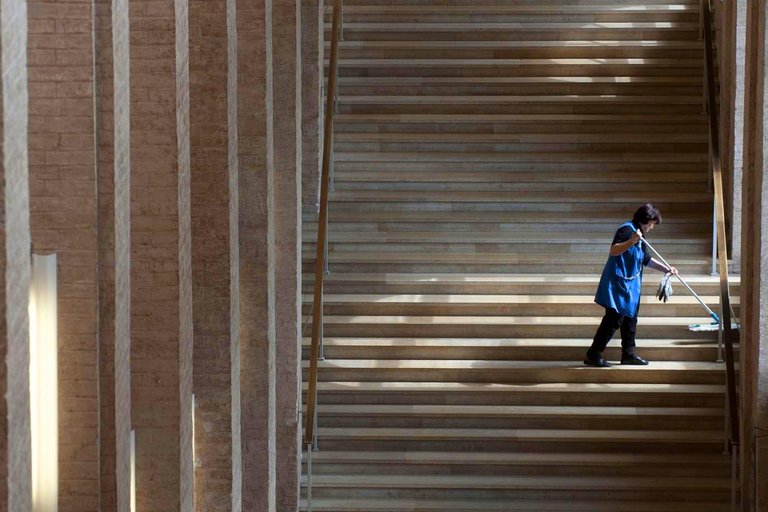 03_reinigungskraft_pinakothek_treppe.jpg