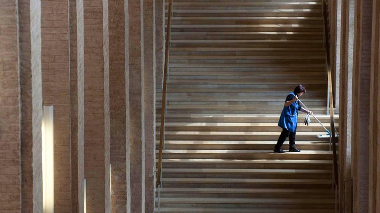 03_reinigungskraft_pinakothek_treppe.jpg