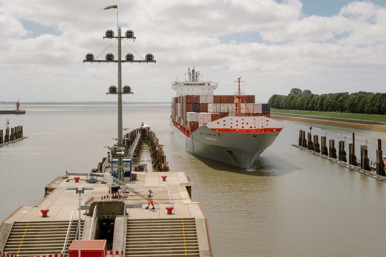 06_containerschiff_elbmuendung_schleuse.jpg