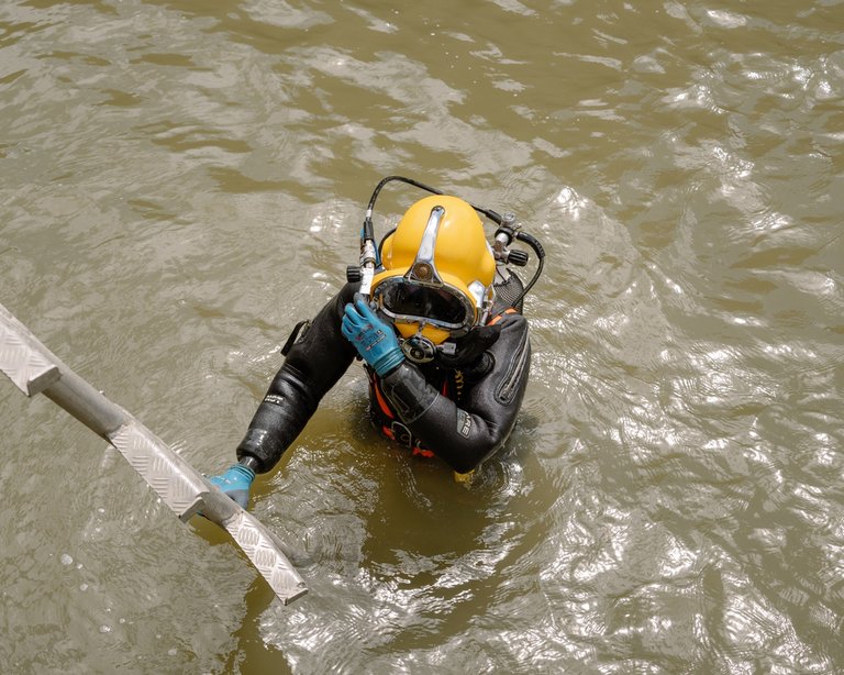 06_schleuse_brunsbuettel_taucher.jpg