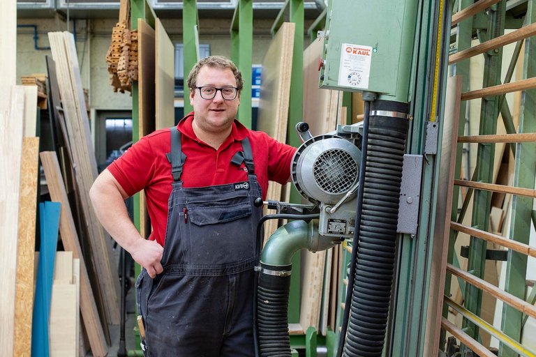 Schreiner Lukas Lorenz an seinem Arbeitsplatz