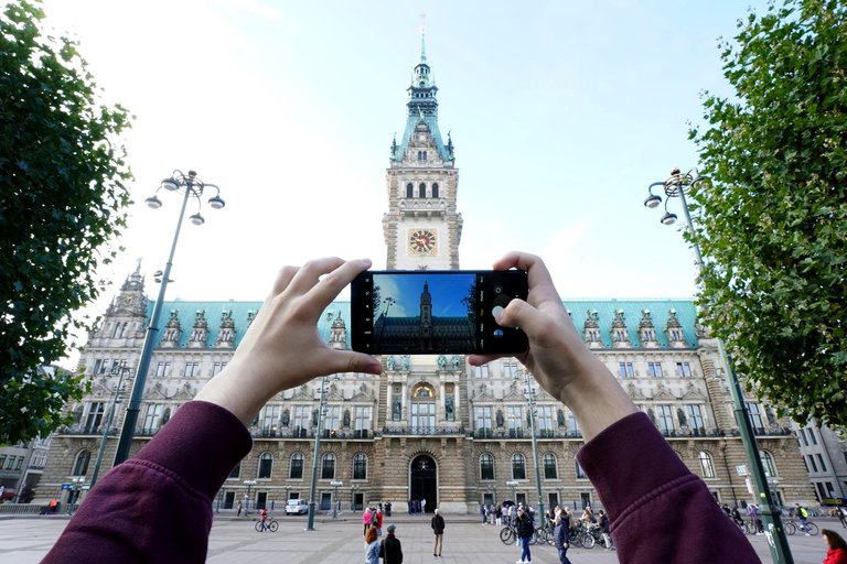 09_hamburg_rathaus_handy.jpg