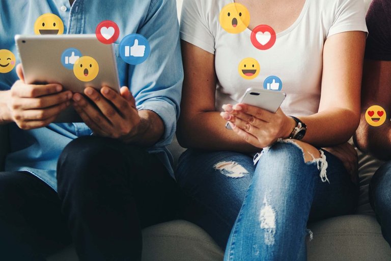 09_social_media_tabletts_smileys_01_s.jpg