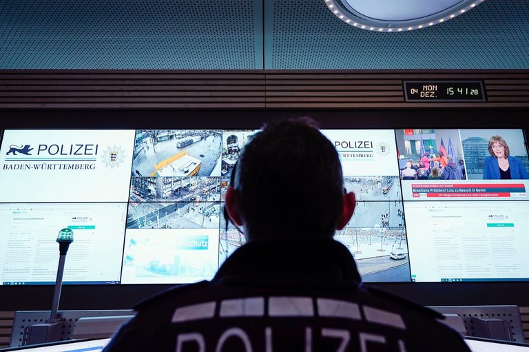 10_polizei_beamter_bildschirme.jpg