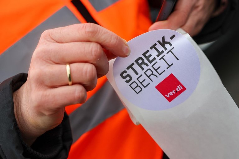 11_sticker_hand_streikbereit_verdi.jpg