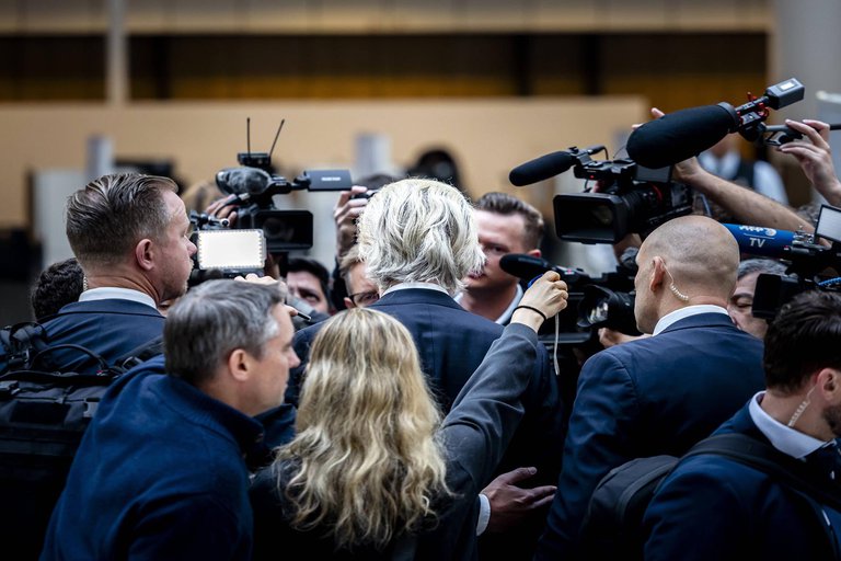 12_wilders_presse_journalisten_ruecken.jpg