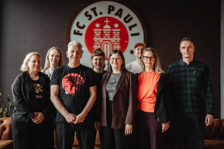 13_fc_st_pauli_gewerkschaft_gruppenbild.jpg