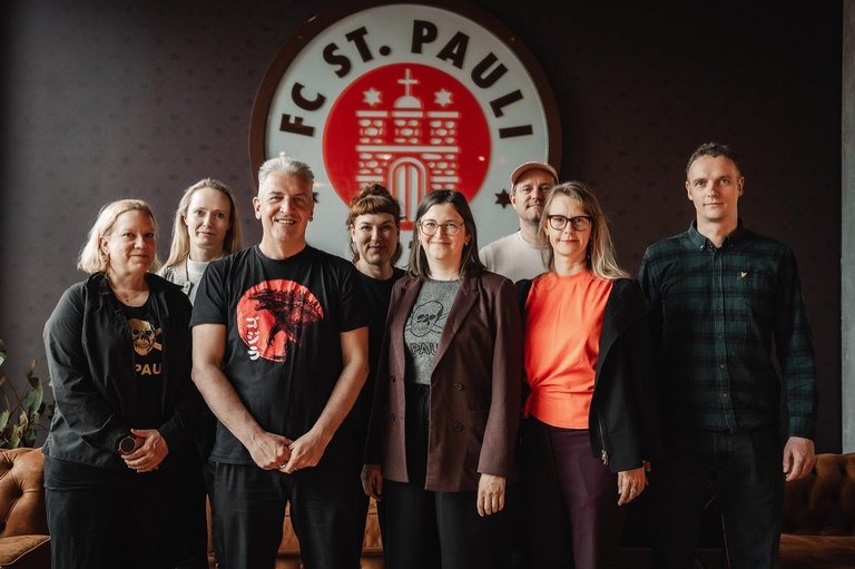 13_fc_st_pauli_gewerkschaft_gruppenbild.jpg