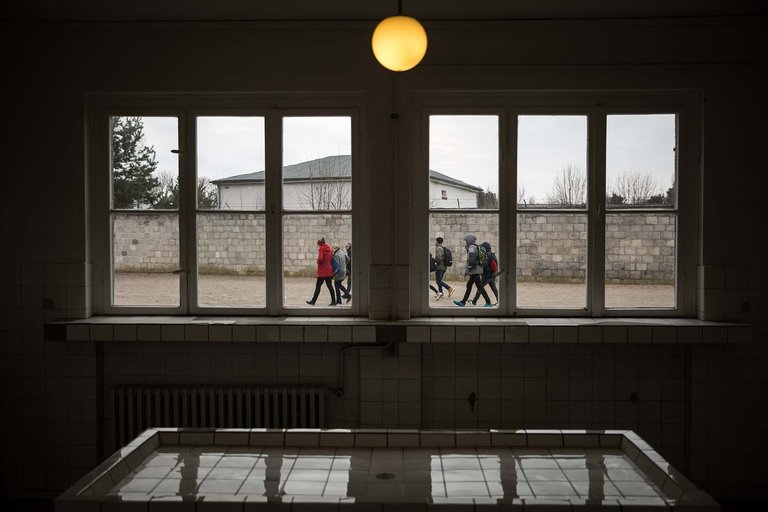 Blick durch ein Fenster auf das Außengelände der Gedenkstätte Sachsenhausen