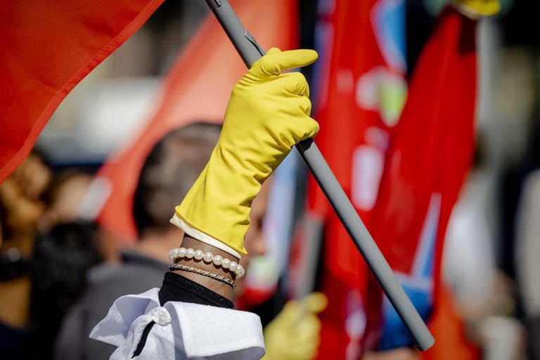 14_hand_haushaltshandschuh_protest.jpg