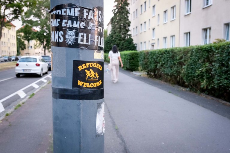 In Dresden – im Gegensatz zu Angelinas Wohnort – sieht man auf den Straßen Botschaften zur Unterstützung von Flüchtlingen und Migranten.