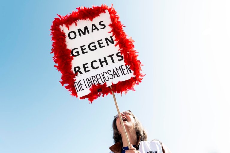 15_frau_schild_omas_gegen_rechts.jpg