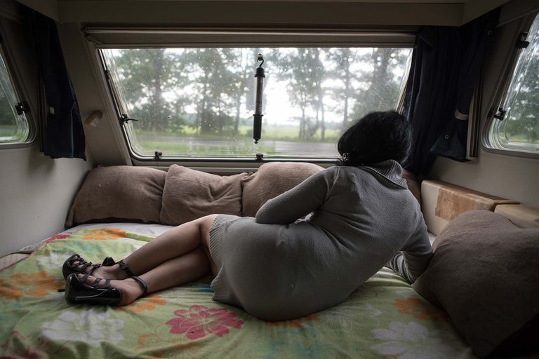 Prostituierte in ihrem Wohnwagen am Rand ­einer Landstraße