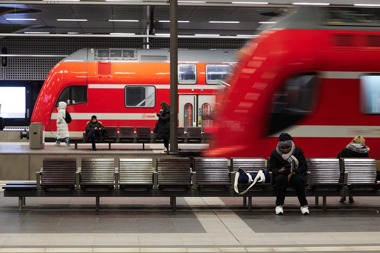 20_verkehr_zug_regional_bahnhof.jpg