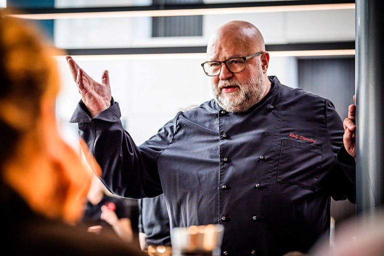 Ralf Steindorf redet und gestikuliert