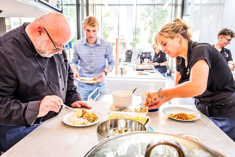 Steindorf und Neubaur servieren den Hauptgang auf große Teller