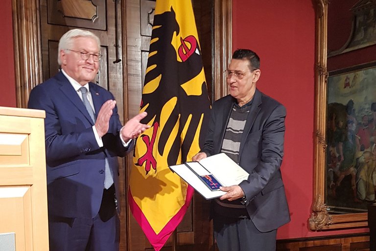 Hussein_Jinah_Bundesverdienstorden.jpg