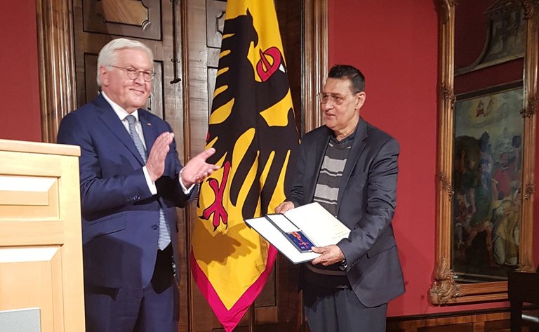 Hussein_Jinah_Bundesverdienstorden.jpg