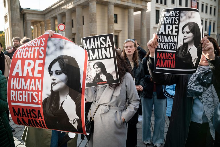 ausstellung_Protest_MAmini.jpg